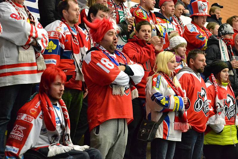 Extraligoví hokejisté Zlína (ve žlutém) v neděli ve 45. kole doma hostili Pardubice. Foto:pro Deník/Jiří Hejtmánek