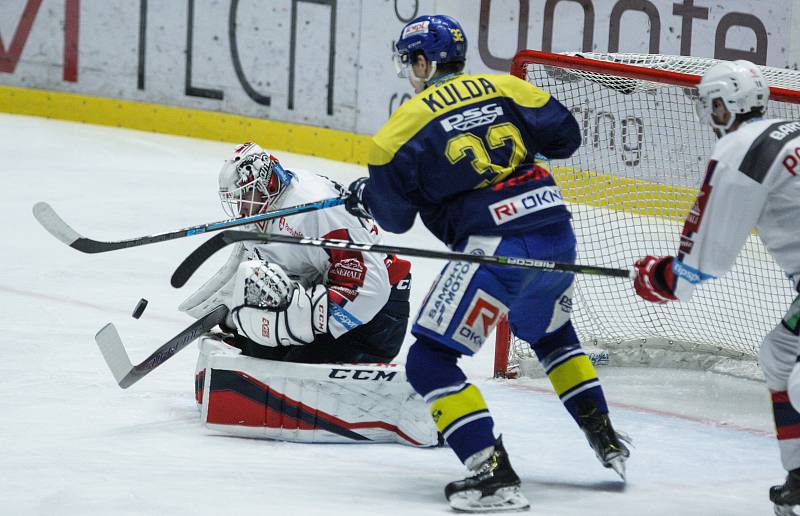 Hokejové utkání 48. kola Tipsport extraligy v ledním hokeji mezi HC Dynamo Pardubice a PSG Berani Zlín (ve žlutoodrém) v pardudubické ČSOB pojišťovna ARENĚ.