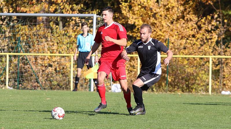 Fotbalisté Mladcové (červené dresy) v šlágru víkendu I.B. třídy skupiny B porazili Lužkovice 4:0.