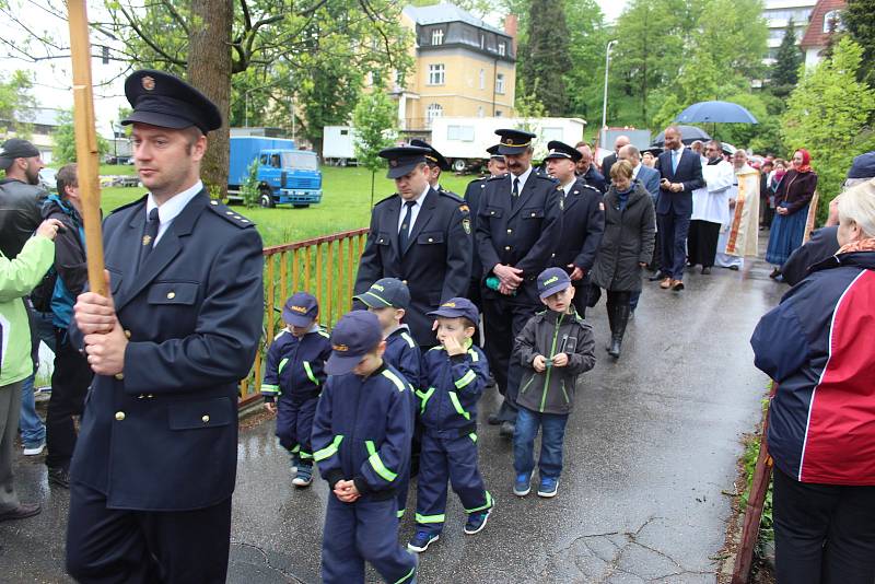 Žehnání pramenům. „Jde o děkovnou modlitbu, že v tomto kraji, našem městě i farnosti jsou léčivé prameny,“ vysvětlil farář Hubert Wojcik.