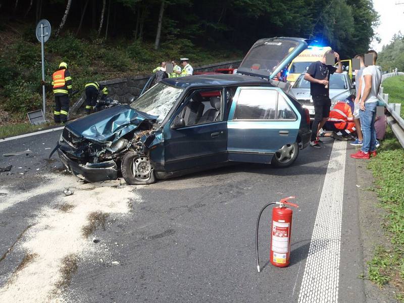 Srážka felicie s motorkou u Horní Lhoty