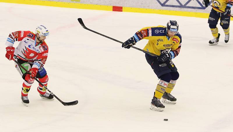 Hokejisté Zlína (žluté dresy) v závěrečném kole Tipsport extraligy vyzvali Pardubice.