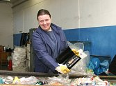 U PÁSU. Osm hodin denně přebírají pracovnice zlínských Technických služeb odpad ze speciálních kontejnerů.