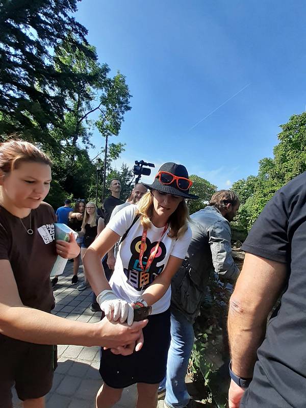 Ve zlínské zoo pokřtili v rámci 61. ročníku Zlín Film Festu Dana Morávková, Martin Dejdar a Roman Vojtek mláďata vydry obrovské. Dostala jména Vašík, Danuška a Janička.