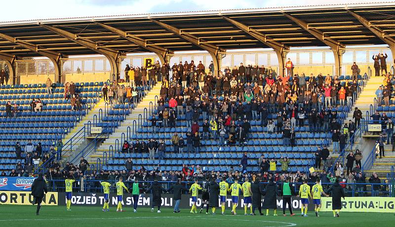 Fotbalisté Zlína (žluté dresy) ve 22. kole první ligy porazili Slovácko 1:0. Regionální derby rozhodl v 82. minutě obránce Martin Cedidla.