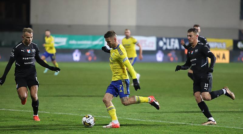 Fotbalisté Zlína (žluté dresy) v úvodním jarním zápase remizovali s Baníkem Ostrava.