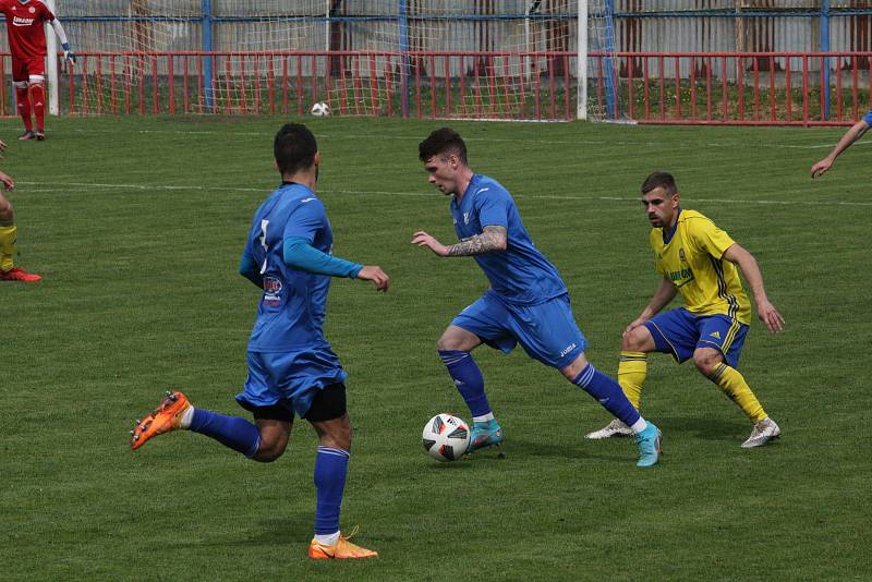 Sobotní třetiligové derby mezi Viktorií Otrokovice (modré dresy) a béčkem Fastavu Zlín skončilo výhrou domácího celku 2:0.