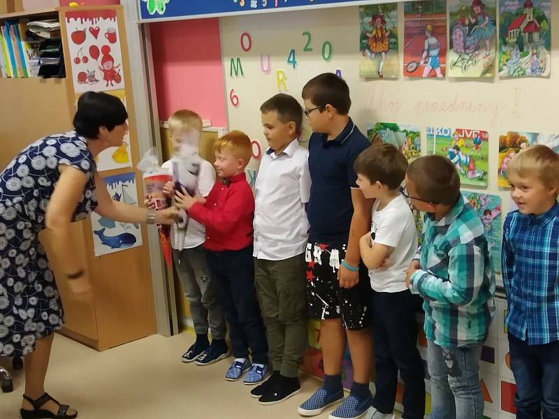 Do Základní školy Březnice nastoupilo letos k 1. září 62 žáků. Z toho 14 prvňáčků, 13 druháků, 12 třeťáků, 12 čtvrťáků a 11 páťáků.