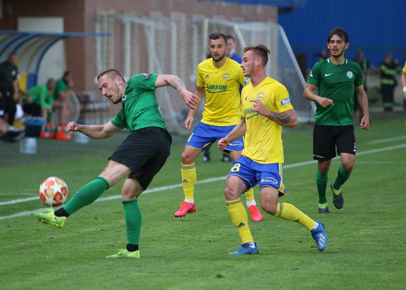 Fotbalisté Fastavu Zlín (ve žlutém) v důležitém zápase bojů o záchranu ve 28. kole v sobotu hostili poslední Příbram.