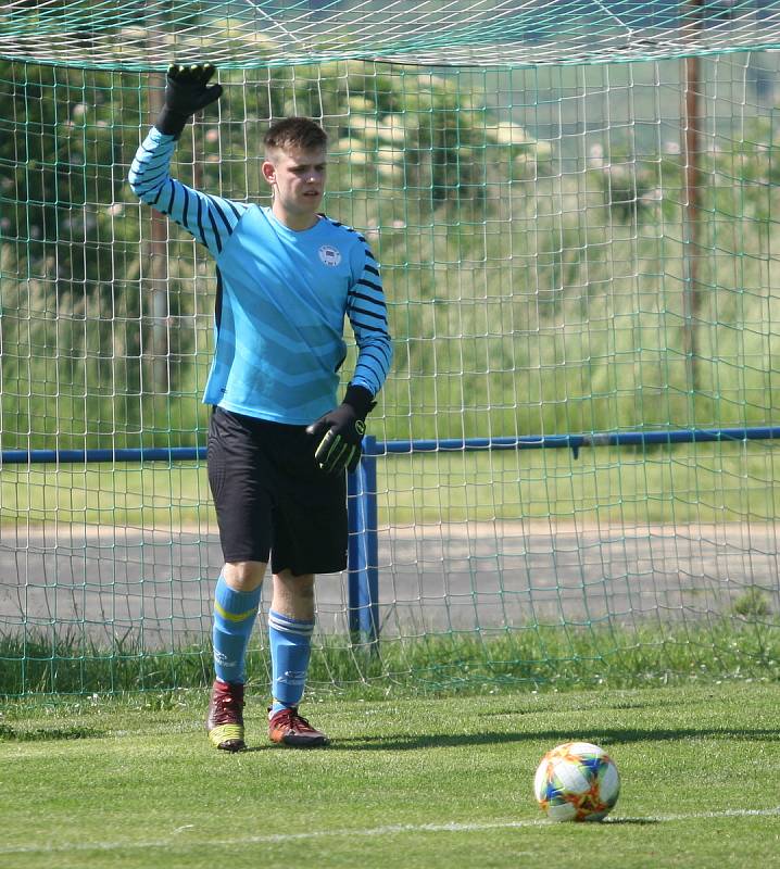 Fotbalisté Vizovic (v bílém) zaskočili v nedělním 24. kole domácí rezervu Fryštáku, kterou porazili 3:1.