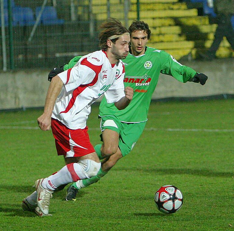 Druholigoví fotbalisté Zlína (v bílém) v 18. kole porazili Hlučín 2:0.