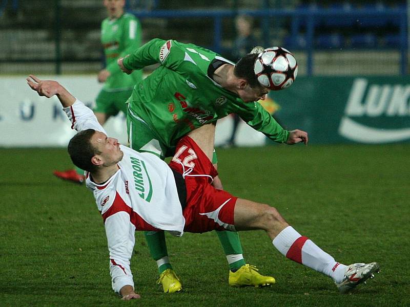 Druholigoví fotbalisté Zlína (v bílém) v 18. kole porazili Hlučín 2:0.