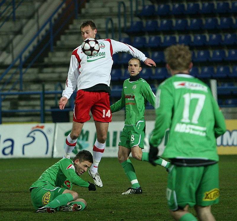Druholigoví fotbalisté Zlína (v bílém) v 18. kole porazili Hlučín 2:0.