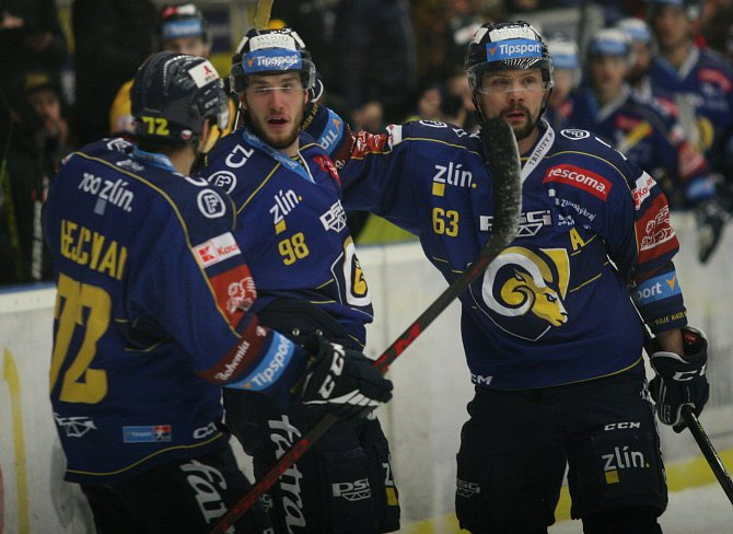 Extraligoví hokejisté Zlína (v modrém) ve 26. kole doma porazili Litvínov.