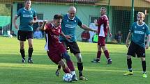 Fotbalisté Březnice doma porazili Louky (červené dresy) 2:0.