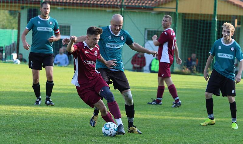 Fotbalisté Březnice doma porazili Louky (červené dresy) 2:0.