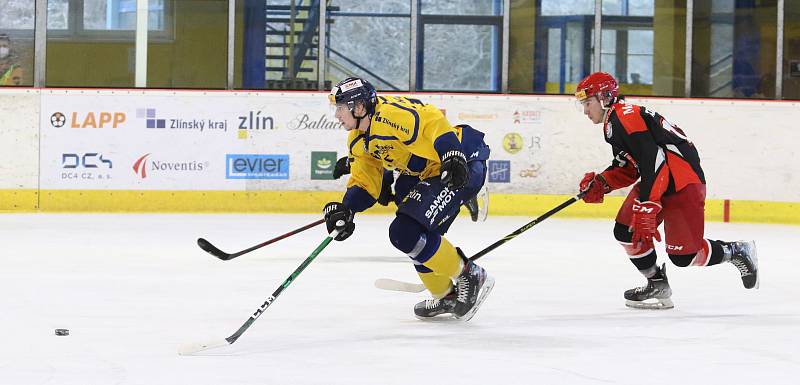 Junioři hokejových Beranů (žluté dresy) v 8. kole nadstavby prohráli s hradeckým Mountfieldem 3:5.