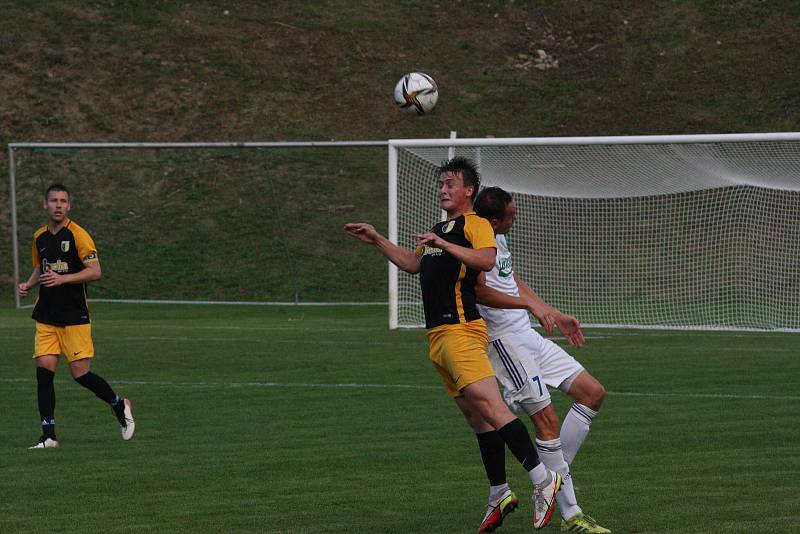 Fotbalisté Luhačovic (bílé dresy) v páteční předehrávce 4. kola krajského přeboru Zlínska podlehly Slušovicím 0:1 a dál čekají v nové sezoně na první výhru.