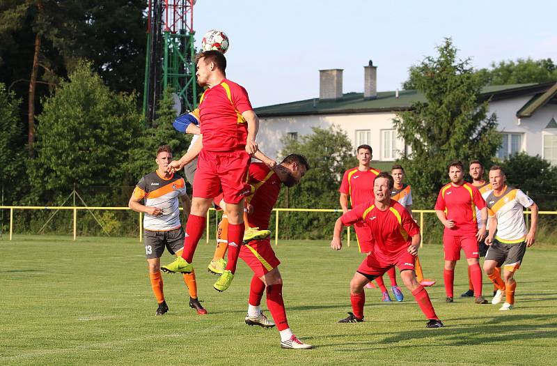 Fotbalisté Nevšové (v bílých dresech) zvítězili na hřišti Mladcové.