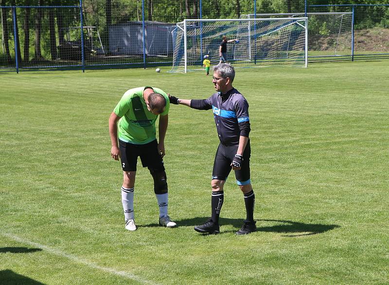 Fotbalisté Jasenné (modré dresy) smetli mužstvo Slopné 5:0.