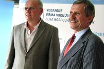 Pro ocenění si na krajský úřad přišli za firmu Kovar výrobní ředitel Pavel Cedidla (vlevo) a za Živnostníka roku Zdeňka Štůska jeho syn Jaromír. 