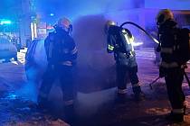 Požár osobního auta ve Smetanově ulici ve Zlíně
