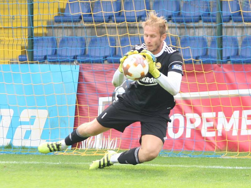 Fotbalisté Fastavu Zlín (ve žlutém) v pátečním přípravném zápase doma podlehli druholigovým Vítkovicím 0:1.