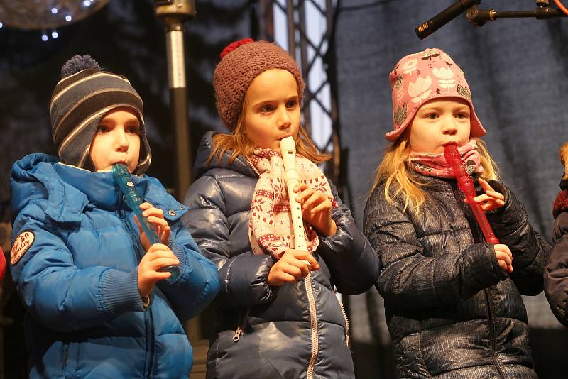 Česko zpívá koledy na náměstí Míru ve Zlíně. HŠ Yamaha