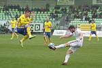 Fotbalisté Zlína (ve žlutých dresech) prohráli na hřišti předposlední Karviné 0:2