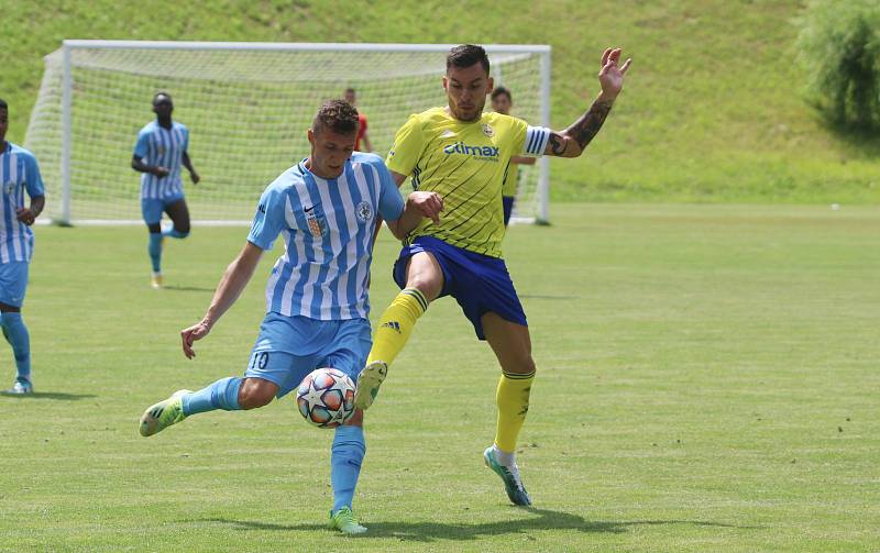 Fotbalisté Zlína (žluté dresy) se na hřišti v Luhačovicích utkali s druholigovým Prostějovem. Foto: Jan Zahnaš