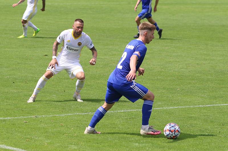 Fotbalisté Zlína (bílé dresy) v úvodním letním přípravném zápase přehráli třetiligový Uničov 5:1.