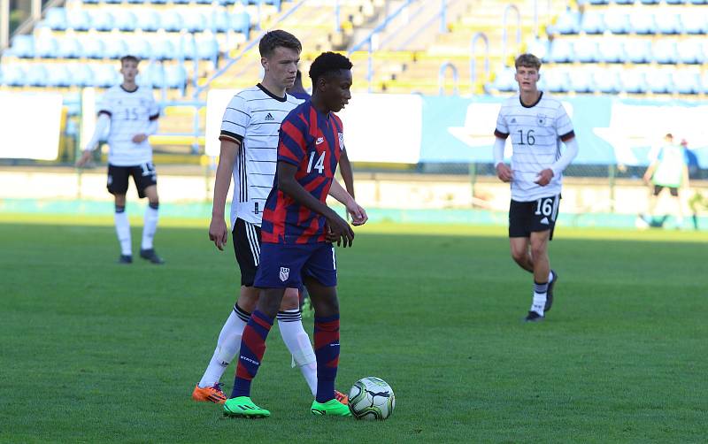 Fotbalisté Německa (bílé dresy) do osmnácti let zdolali na stadionu ve Zlíně Ameriku 2:0