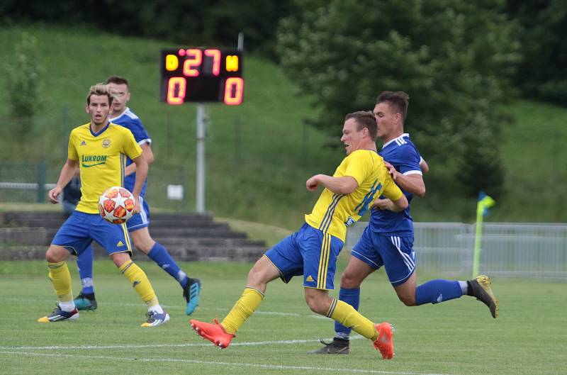 Fotbalisté Slavičína (v modrých dresech) na úvod přípravy zvítězili na Vršavě se Zlínem B 2:1