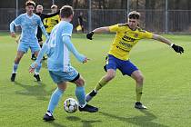 Starší dorostenci Zlína (žluté dresy) v dalším přípravném zápase zdolali Slovan Bratislava 1:0.