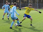 Starší dorostenci Zlína (žluté dresy) v dalším přípravném zápase zdolali Slovan Bratislava 1:0.