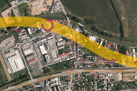 Přibližná trasa tornáda (žlutý pruh) se zaznamenaným směrem působení větru podle pohybu předmětů či transportu větví (šipky) ve Zlíně-Malenovicích 15. 9. 2022.