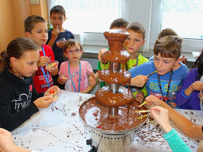 Ve školní jídelně Základní školy Mánesova Otrokovice ochutnávali ve středu 9. září 2015 oběd, který uvařily tamní kuchařky: vyhrály s ním v letošní celorepublikové soutěži O nejlepší školní oběd. Pozváni na něj byli i zástupci města Otrokovice.