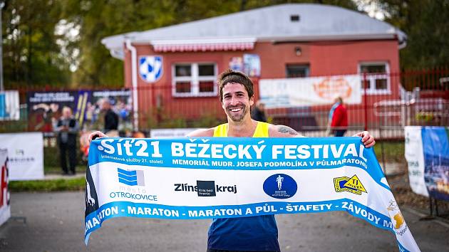 Keňané v barvách maďarského Benedek Teamu ovládli 23. ročník Otrokovického půlmaratonu. Ten byl zároveň Memoriálem MUDr Josefa Podmolíka.