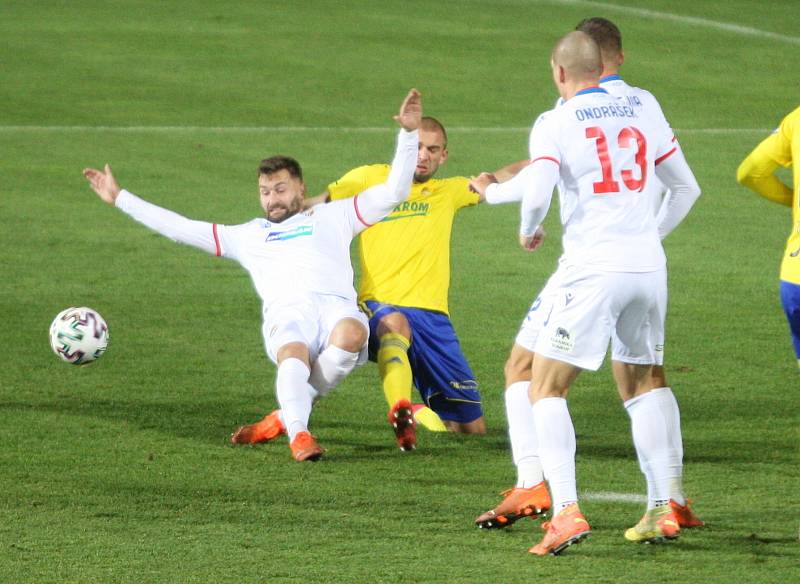 Prvoligoví fotbalisté Fastavu Zlín (ve žlutém) proti Viktroii Plzeň