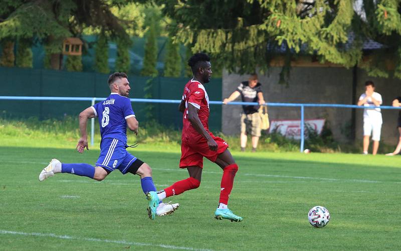 Dvizní fotbalisté Slavičína (v modrém) v rámci středečního 1. kola MOL Cupu doma vyřadili třetiligový Frýdek-Místek v prodloužení 3:2. Foto: pro Deník/Jan Zahnaš