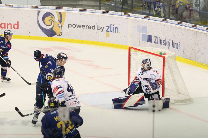 Extraligoví hokejisté PSG Berani Zlín (v modrém) ve 4. kole v pátek na svém stadionu hostili v derby ostravské Vítkovice.