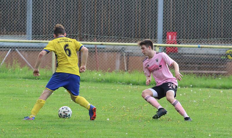 Fotbalisté Malenovic (růžové dresy) ve 21. kole I. B třídy sk. C remizovali se Starým Městem 3:3.