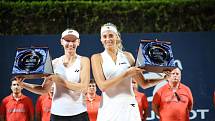 Nejvíce zápasů a úspěchů v sezoně dosáhla hvozdenská tenista Renata Voráčová (vlevo) s o deset let mladší Švédkou Cornelií Liesterovou. Naposledy slavily vítězství v Palermu.