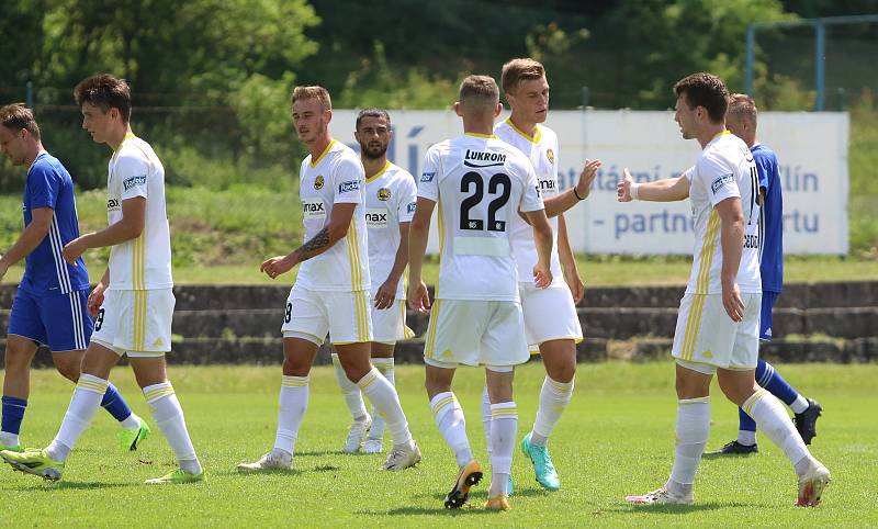 Fotbalisté Zlína (bílé dresy) v úvodním letním přípravném zápase přehráli třetiligový Uničov 5:1.