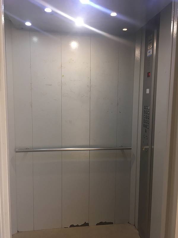 V panelovém domě se stovkami obyvatel na Jižních svazích ve Zlíně nejede již měsíc výtah.