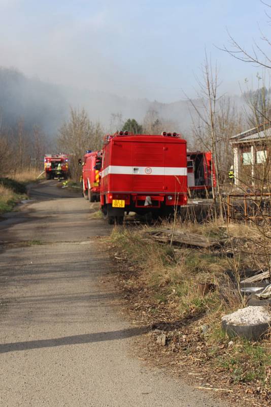 Ve Všemině hořely uskladněné plasty a pneumatiky