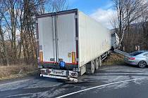 U Bohuslavic na Zlínsku prorazil kamion svodidla, kde zůstal uvězněný