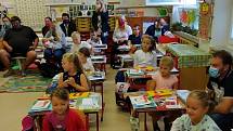 Do Základní školy Březnice nastoupilo letos k 1. září 62 žáků. Z toho 14 prvňáčků, 13 druháků, 12 třeťáků, 12 čtvrťáků a 11 páťáků. Na nažhavené prvňáčky čekalo kromě velkých bonbónových kornoutů i plno školních pomůcek, které se jim málem ani nevlezly na