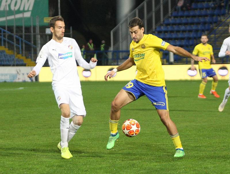 Prvoligoví fotbalisté Fastavu Zlín (ve žlutém) v pondělní dohrávce 15. kola FORTUNA:LIGY doma hostili favorizovanou Viktorii Plzeň. Na snímku Podio.