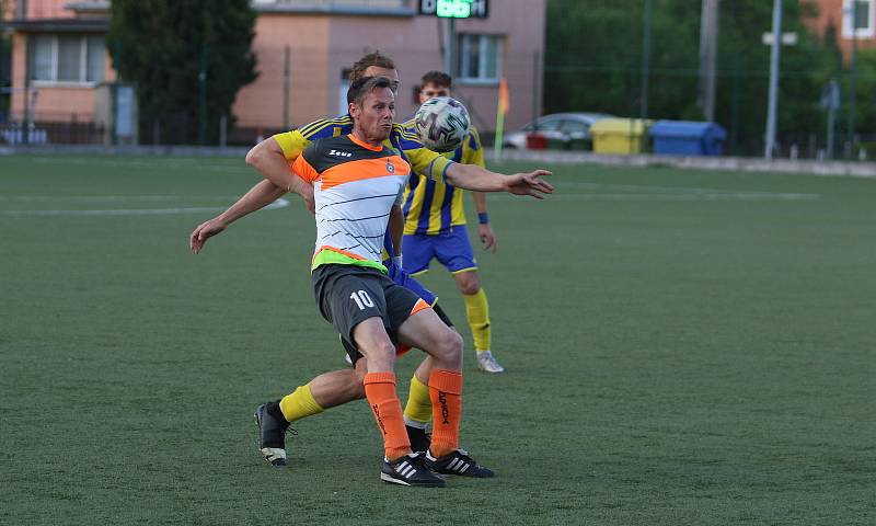 Fotbalisté Baťova (ve žlutém) ve 22. kole krajského přeboru v páteční předehrávce porazili Nevšovou 4:1